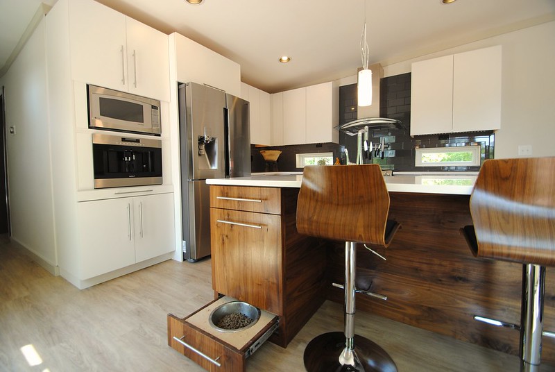 Modern Blend Walnut White Kitchen – Lange Customs